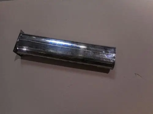 Schalldämpfer aus Edelstahl für Luftzuführung, mit der Markenbezeichnung Remeha, auf einer hellen Oberfläche platziert.